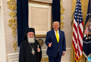 דונלד טראמפ עם הפטריארך היווני-אורתודוקסי של ירושלים (צילום: הבית הלבן)