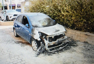 רכב שעל פי החשד הוצת על ידי תושב בני ברק (צילום: דוברות המשטרה)
