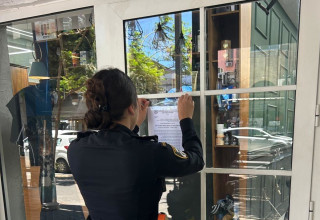 צו סגירה למספרה ביפו (צילום: דוברות המשטרה)