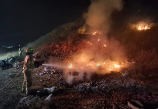 כיבוי שרפות בצפון בעקבות יירוטי שיגורים מאיראן (צילום: כבאות והצלה לישראל)