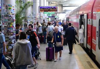 נוסעים בתחנת הרכבת בנתב"ג (צילום: אבשלום ששוני)