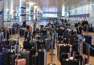 המזוודות נותרו בעמדות בזמן האזעקה בנתב"ג (צילום: אבשלום ששוני)