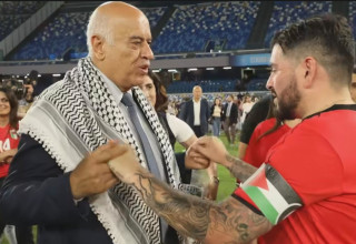 ג'יבריל רג'וב (משמאל) מעניק מגן הוקרה לדייגו מראדונה ג'וניור (צילום: צילום מסך)