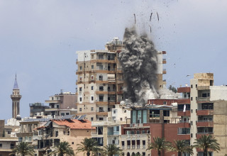תקיפה בצור (צילום: KAWANT HAJU / AFP via Getty Images)