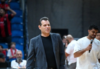 מאמן הפועל תל אביב דימיטריס איטודיס (צילום: ברני ארדוב)