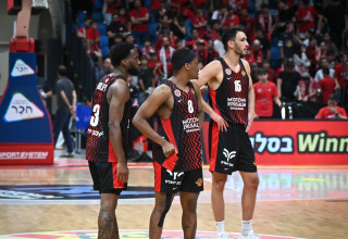 שחקני הפועל ירושלים מאוכזבים (צילום: ברני ארדוב)