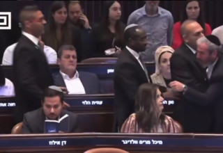 התנפלות על דן אילוז אחרי שהצביע נגד החוק יסוד לימוד התורה (צילום: צילום מסך)