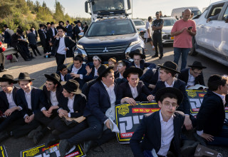 חסימות כבישים בהפגנות חרדים קיצונים נגד הגיוס (צילום: יונתן זינדל פלאש 90)