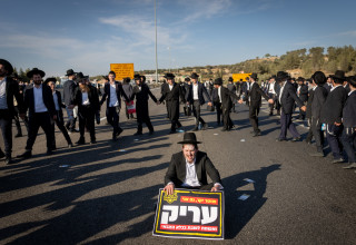 חסימות כבישים בהפגנות חרדים קיצונים נגד הגיוס (צילום: יונתן זינדל פלאש 90)