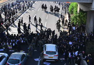 חרדים קיצונים חוסמים כבישים במחאה על הגיוס (צילום: אבשלום ששוני)