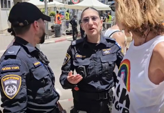 שוטרים מונעים כניסה מאישה שלבשה חולצה נגד בן גביר (צילום: צילום מסך לפי סעיף 27א)