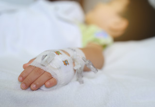 ילד חולה מאושפז בבית חולים (צילום: Shutterstock)