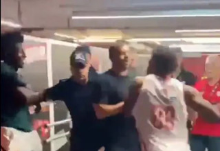 טייריק ג'ונס תוקף את קנדריק נאן בסיום הניצחון של אולימפיאקוס על פנאתינייקוס (צילום: צילום מסך, מתוך הרשתות החברתיות, לפי סעיף 27א')