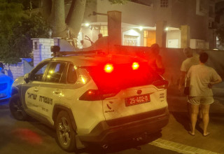 זירת אירוע השלכת רימון לעבר חצר בית פרטי בפתח תקווה (צילום: אלון חכמון)