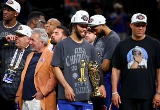 ג'יילן ברונסון, כוכב ניו יורק ניקס, עם גביע ה-MVP של סדרת הגמר (צילום: GettyImages)