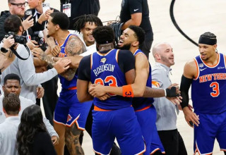 ענה על הפרקט. KAT חוגג עם רובינסון (צילום: GettyImages)