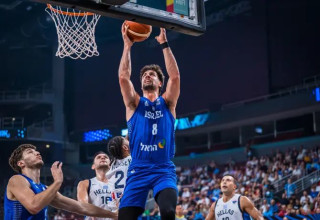 מנסים הכל. אבדיה (צילום: GettyImages, Matteo Marchi/FIBA)