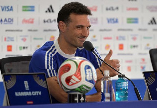 ליונל סקאלוני במסיבת העיתונאים (צילום: GettyImages)