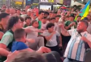 המכות בין אוהדי ארגנטינה לאלג'יריה (צילום: צילום מסך)