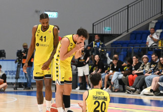 שחקני אליצור נתניה מאוכזבים מול הפועל גליל עליון (צילום: ברני ארדוב)