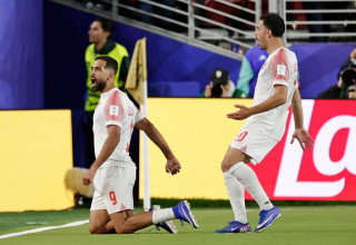 עלי עלוואן חוגג עם שחקני נבחרת ירדן (צילום: GettyImages)