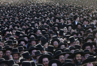 אלפי חרדים מחסידות גור מפגינים נגד מעצר העריקים (צילום: טל גל, פלאש 90)