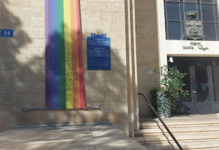כניסה לבניין העירייה, דגל הגאווה שהושחת בחיפה (צילום: ללא)
