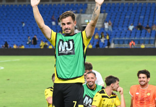 מקסים פלקושצ'נקו חוגג עם אוהדי מכבי נתניה (צילום: ברני ארדוב)
