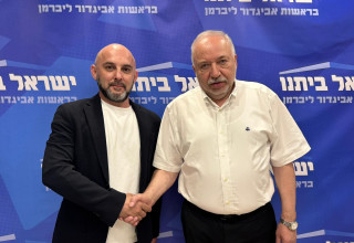 ליברמן לצד מיקי פישמן (צילום: דוברות ישראל ביתנו)