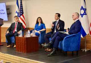 הפאנל בהשקה (מימין לשמאל): ד"ר יחיאל לייטר, ג'ון ספנסר, נטשה האוסדורף וחוסיין עבדול-חוסיין) (צילום: שמוליק עלמני, שגרירות ישראל בוושינגטון)