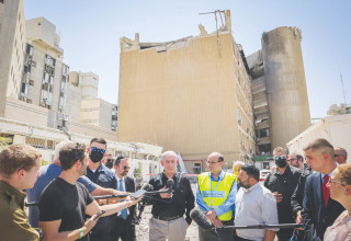נתניהו בסורוקה לאחר נפילת הטיל האיראני (צילום: מרק ישראל סלם)