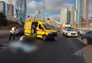 תאונת האופנוע סמוך למחלף השלום (צילום: תיעוד מבצעי מד"א)