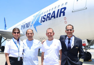 רמי לוי מבעלי ישראייר, אורי סירקיס מנכ"ל החברה והקברניטים ג׳ואל בן פרץ ואמיר ויינגרטן (צילום: סיוון פראג׳)