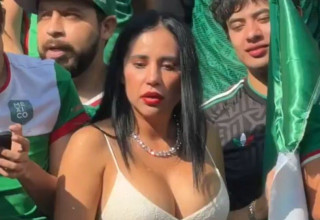 הפוליטיקאית המקסיקנית סנדרה קואבס חוגגת עם אוהדי נבחרת מקסיקו (צילום: מסך, X)
