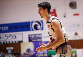 יובל הוכשטטר שחקן עירוני קרית אתא (צילום: מאור אלקסלסי)