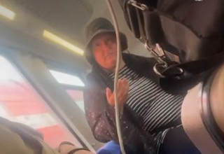 העימות בין האישה לחיילות ברכבת (צילום: צילום מסך מתוך הפייסבוק של מיטל דהן ויצמן)