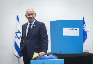 בנימין נתניהו בבחירות לוועד המרכזי של המפלגה (צילום: Chaim Goldberg/Flash90)
