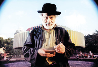 יעקב אגם על רקע המזרקה בכיכר דיזינגוף (צילום: אמיר מאירי)
