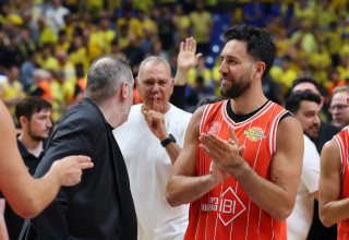 שחקן הפועל תל אביב ואסילייה מיציץ' (צילום: אודי ציטיאט)