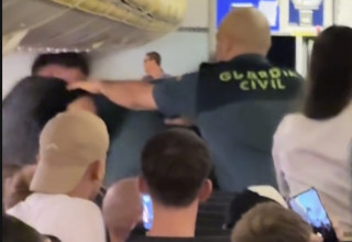 נוסע מכה שוטר בטיסת ריינאייר (צילום: צילום מסך לפי סעיף 27א)