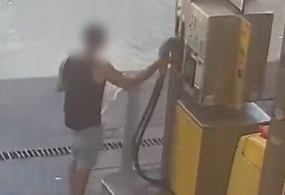 הצתת רכב בפתח תקווה (צילום: דוברות המשטרה)