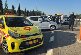משטרה ואמבולנס בזירה בכביש 70 סמוך ליישוב כאבול, בה נורה למוות גבר בן 67  (צילום: תיעוד מבצעי מד"א)