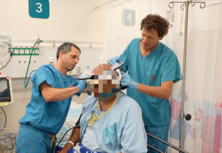 ד"ר אלון סיני, ד"ר ליאור לב טוב וח', המטופל הישראלי הראשון בטכנולוגיה החדשה (צילום: הקריה הרפואית רמב"ם)