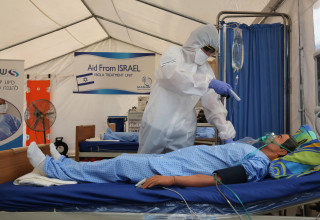 היערכות צוותי רפואה ישראליים להתמודדות עם התפשטות אבולה (צילום: יוסי זמיר פלאש  90)