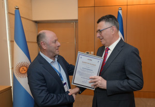 תעודות הוקרה לניצולי הפיגוע בשגרירות ישראל בבואנוס איירס  (צילום: שלומי אמסלם, לע"מ)