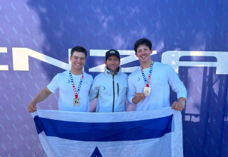 יובל ברנון (מימין), המאמן אייל לוין, אילי וורייט שייטי סירת ה-49ER (צילום: אתר רשמי, 49ER CLASS)