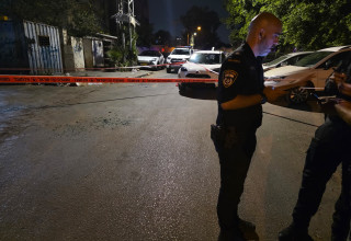 המשטרה בזירת האירוע בו נורתה למוות בת 19 בשכונת ג'ואריש ברמלה (צילום: דוברות המשטרה)