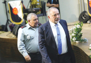 ליברמן שר הביטחון. איזנקוט רמטכ"ל  (צילום: פלאש 90)