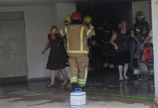 שרפה בבניין מגורים בקריית אתא (צילום: כבאות והצלה לישראל)