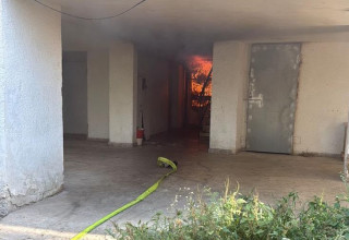 השריפה בבניין בקרית אתא (צילום: כבאות והצלה לישראל)